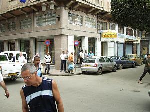 169-ORAN-Juin06-rue ALSACE-LORRAINE(en arriere plan, anciens magasins ELECTROLUX
